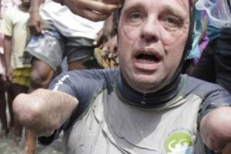 Philippe Croizon após a sua chegada em Pasar Skow: a volta ao mundo unirá em quatro travessias os cinco continentes, entre maio e agosto (Levi Cunding/AFP)