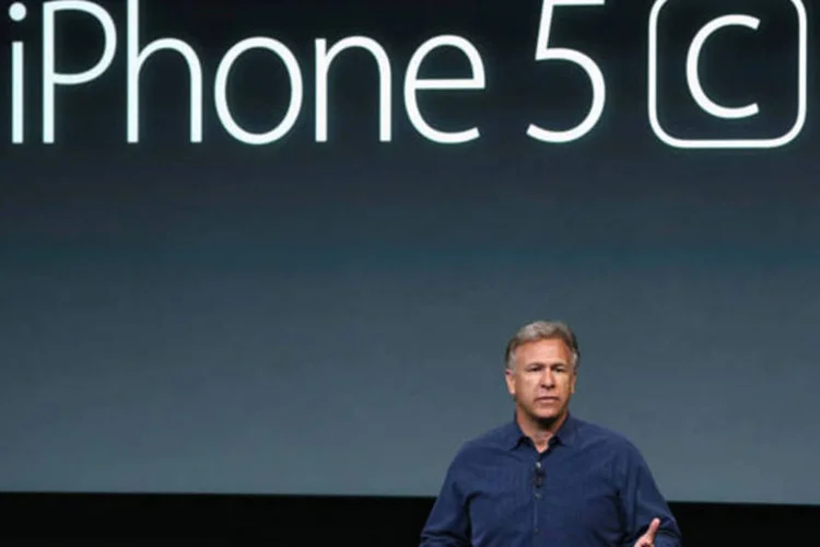 
	Phil Schiller em evento: a&ccedil;&otilde;es da Apple ca&iacute;am cerca de 3%, a 480,50 d&oacute;lares, antes do mercado abrir nesta quarta-feira, um dia depois da companhia ter revelado o modelo 5S
 (Justin Sullivan/Getty Images)