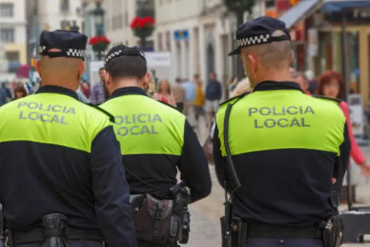 
	Policiais na Espanha: os detidos faziam parte de uma c&eacute;dula &quot;altamente profissionalizada&quot; encarregada de recrutar jihadistas
 (Getty Images)