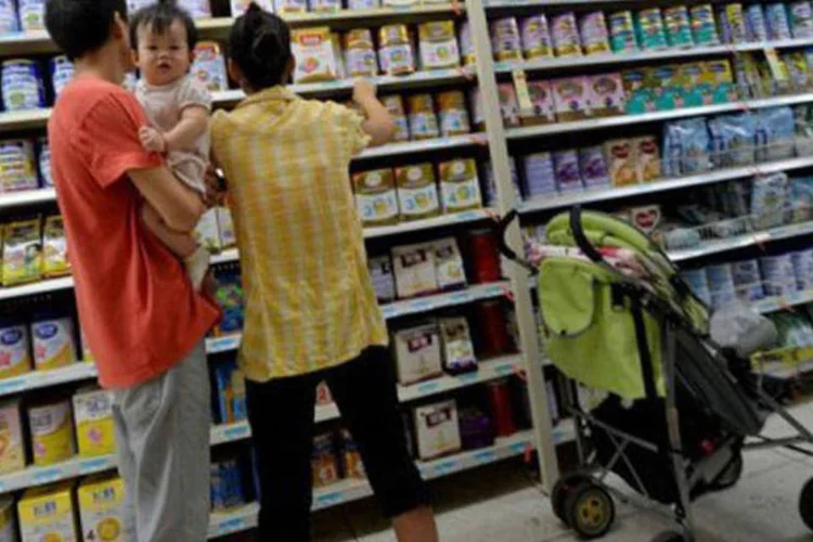 Família chinesa compra leite para bebês em um mercado de Pequim: americanas Mead Johnson e Abbott, a chinesa Biostime, a neozelandesa Fonterra, a holandesa Friesland e a Dumex, filial da francesa Danone, receberam as multas, segundo imprensa oficial (Mark Ralston/AFP)