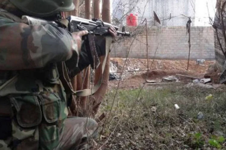 
	Militar s&iacute;rio em combate com rebeldes em Damasco: O&nbsp;Ir&atilde;&nbsp;fornece h&aacute; anos suporte pol&iacute;tico e militar a Damasco e manteve apoio durante a guerra civil iniciada em 2011
 (AFP)
