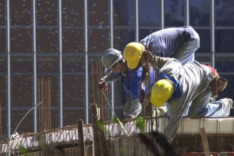 Trabalhadores da construção civil: queda do Sinapi foi puxada exclusivamente pela queda do custo da mão de obra, que teve deflação de 14,68% e passou a ser de R$ 374 por metro quadrado (ABr)