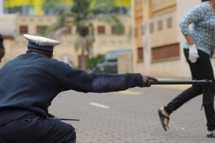
	Pessoas fogem de disparos em shopping do Qu&ecirc;nia: integrantes do grupo militante Al Shabaab invadiram o shopping no s&aacute;bado, em uma a&ccedil;&atilde;o que durou quatro dias e resultou na morte de 67 civis
 (Getty Images)