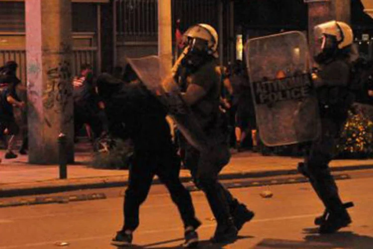 Confrontos entre manifestantes e a polícia grega: também foi aberta investigação sobre os eventuais laços entre policiais e partido neonazista (Sakis Mitrolidis/AFP)