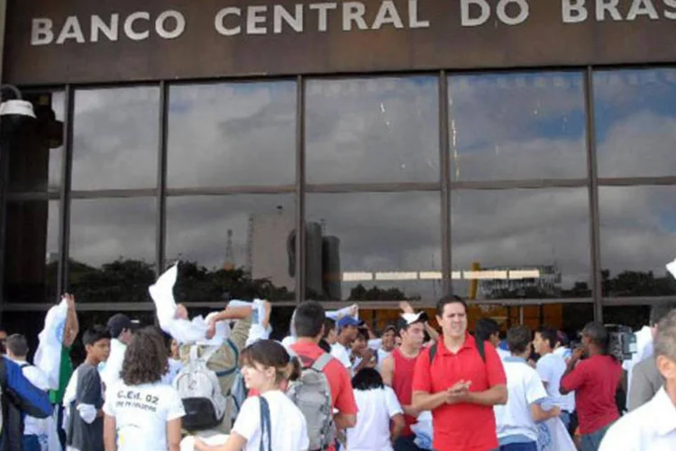 Pessoas em frente a sede do Banco Central: BC poderá prorrogar prazo quantas vezes quiser, desde que observado o prazo máximo de 240 dias (Roosewelt Pinheiro/ABr)