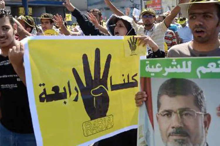 Simpatizantes do presidente deposto do Egito, Mohamed Mursi: decisão de um tribunal proibiu atividades da Irmandade Muçulmana e ordenou o confisco de seus bens (AFP)