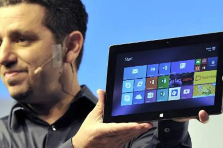 
	Panos Panay, vice-presidente do Surface na Microsoft, mostra tablet: Surface 2 ser&aacute; vendido a partir de US$ 449 nos EUA, enquanto o Surface Pro 2 sair&aacute; a partir de US$ 899
 (Timothy Clary/AFP)