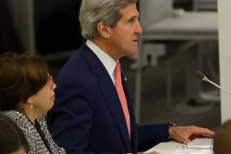Kerry em reunião: "estamos abertos a nos comprometer com o governo iraniano em diferentes níveis", disse porta-voz americano (Justin Lane/AFP)