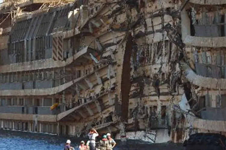 Inspeção dos restos do navio "Costa Concordia": buscas se concentrarão no nível da ponte quatro da embarcação, onde as duas vítimas foram vistas pela última vez (Vincenzo Pinto/AFP)