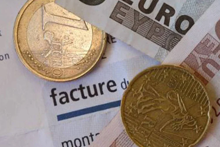 
	Notas e moedas de euro: &agrave;s 8h16, o &iacute;ndice FTSEurofirst 300 operava em leve queda de 0,11 por cento, a 1.255 pontos
 (Damien Meyer/AFP)