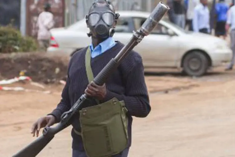 Oficial da polícia de choque queniana: confrontos deixaram ao menos 62 mortos (James Quest/AFP)
