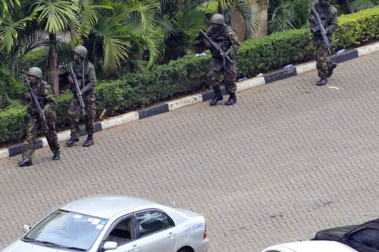 Militares quenianos cercam shopping em Nairóbi: "três soldados das Forças de Defesa do Quênia, (KDF) sucumbiram aos ferimentos", informou o órgão (Noor Khamis/Reuters)