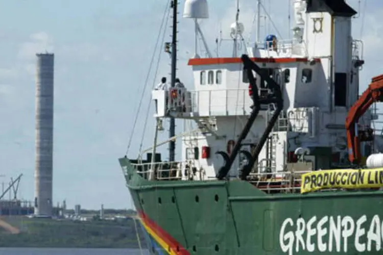 
	Navio do Greenpeace: navio foi confiscado e rebocado para a costa russa ap&oacute;s dois dos ativistas terem tentado escalar a plataforma em protesto contra os planos da R&uacute;ssia de realizar perfura&ccedil;&otilde;es no &Aacute;rtico
 (Getty Images)