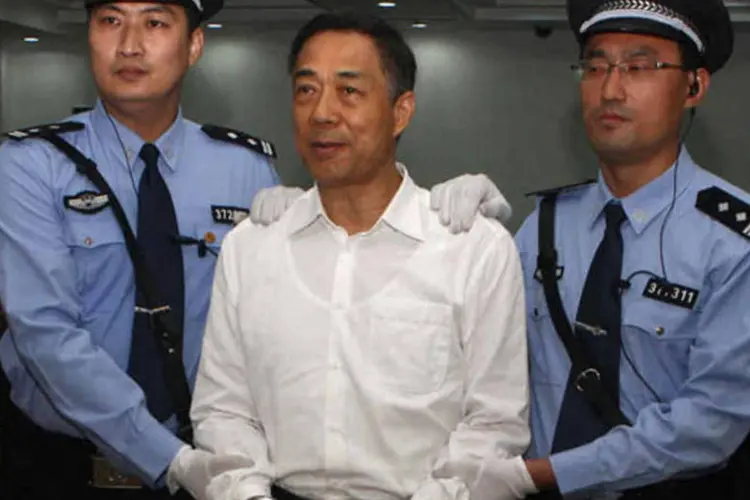 Bo Xilai escoltado por policiais: "Bo decidiu apelar horas depois que o tribunal sentenciou a prisão pela vida toda por corrupção", diz jornal (Jinan Intermediate Peoples Court/Handout via Reuters)