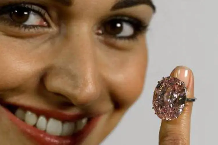 Modelo mostra o diamante rosa da casa Sotheby's: o "Pink Star", de 59,60 quilates, é o diamante mais caro que será apresentado em leilão (Fabrice Coffrini/AFP)