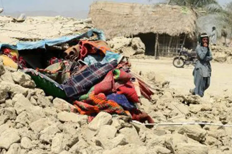
	Alguns sobreviventes de terremoto que atingiu o Paquist&atilde;o em 2013: no tremor de hoje, duas mulheres e um menino morreram
 (Banaras Khan/AFP)