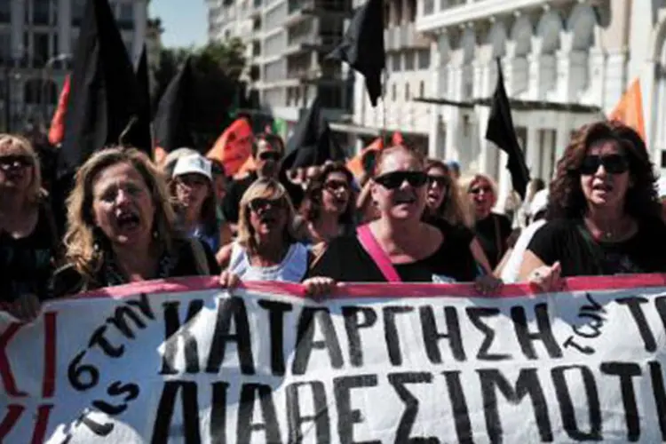 Gregos protestam em Atenas: partidos de esquerda, sindicatos e associações antifascistas convocaram uma grande passeata para hoje a noite (Louisa Gouliamaki/AFP)