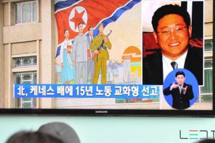 TV exibe fotografia do americano Kenneth Bae (d), em Seul: irmã diz que o operador turístico perdeu mais de 23 quilos e tem problemas nos rins e no fígado (Kim Jae-Hwan/AFP)