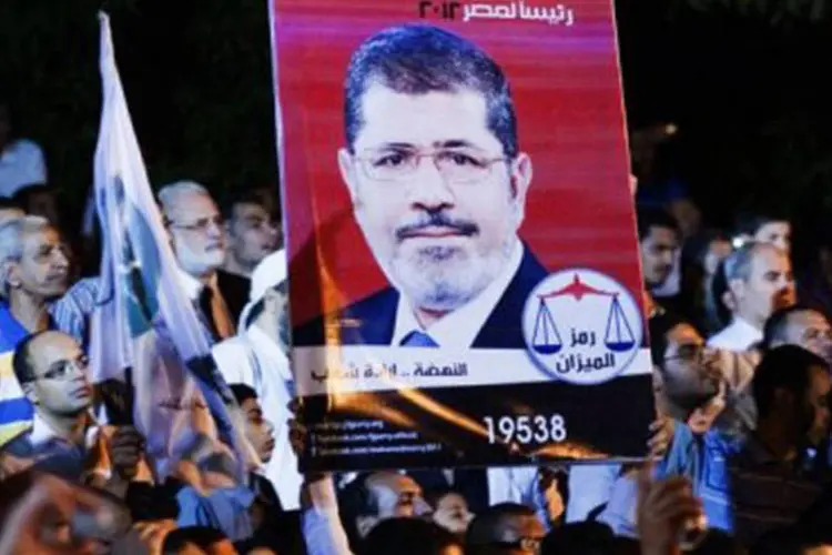 Simpatizantes de Mursi no Cairo: Mursi, detido em um local secreto, foi acusado de envolvimento em operações violentas (Gianluigi Guercia/AFP)