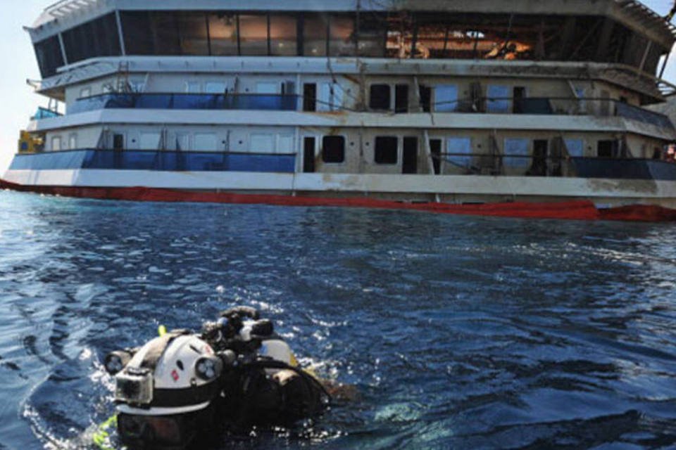 Mergulhador em direção ao navio Costa Concordia: até hoje, os corpos de duas pessoas que estavam a bordo não foram resgatados (Getty Images)