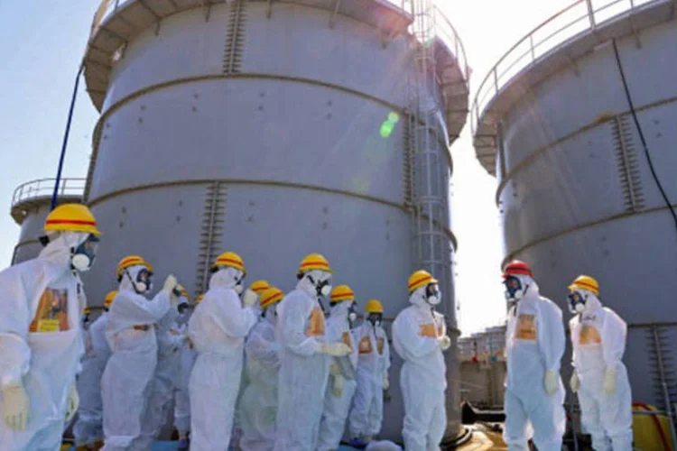 Equipe durante inspeção em tanques de Fukushima: rachadura é a provável causadora dos vazamentos, segundo imprensa (Getty Images)