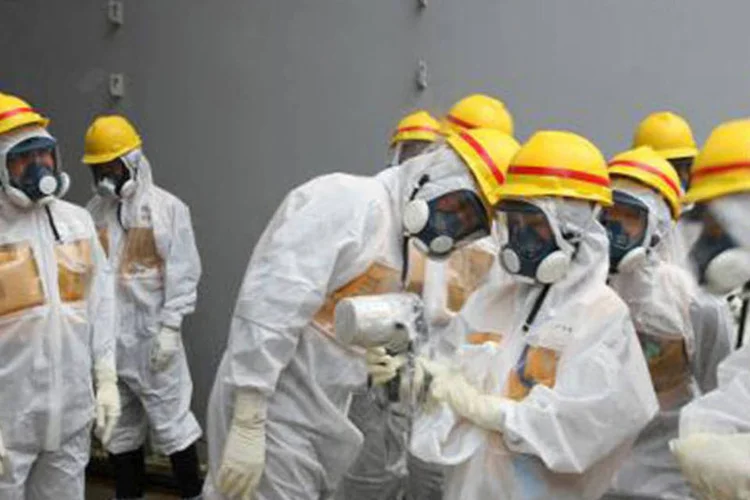 Equipe inspeciona tanques com água contaminada em Fukushima: Tepco pretende retirar 1.331 recipientes de combustível deteriorado (Nuclear Regulation Authority/AFP)