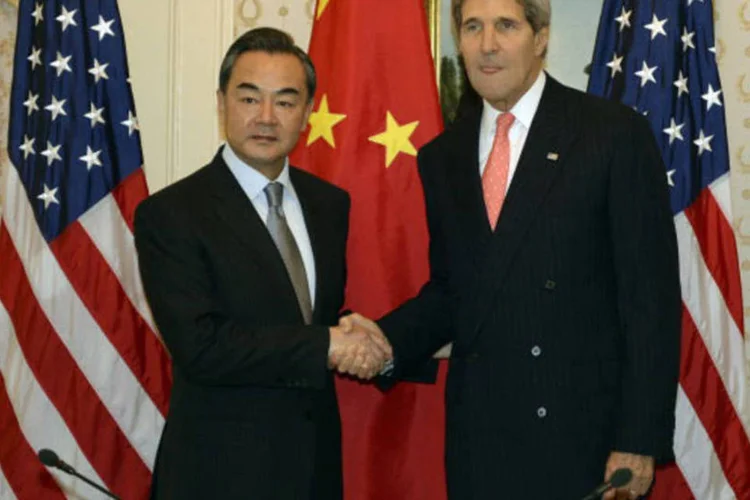 
	John Kerry (d), secret&aacute;rio de Estado dos EUA, e Wang Yi, primeiro-ministro da China: ambos concordaram na necessidade de uma resolu&ccedil;&atilde;o obrigat&oacute;ria, disse fonte
 (Getty Images)