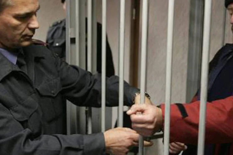 Ativista do Greenpeace em prisão: tripulantes estão sendo investigados por "pirataria", um crime que pode ser punido com até 15 anos de prisão (Igor Podgorny/AFP)