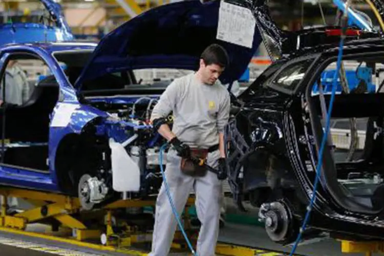 Funcionário trabalha em fábrica na Espanha: taxa de desemprego prevista para 2013 é de 26,6%, contra os 27,1% previstos até agora (Cesar Manso/AFP)