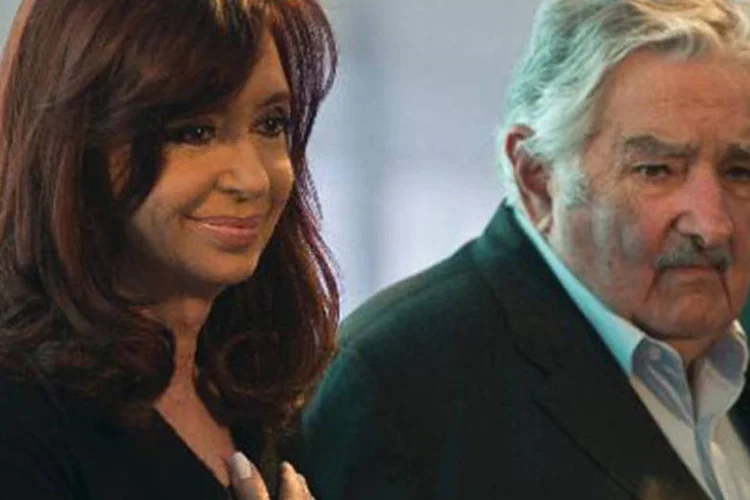 A presidente argentina, Cristina Kirchner, e seu equivalente uruguaio, José Mujica: Mujica realizará uma breve visita a Buenos Aires para participar com Kirchner de cerimônia (Pablo Porciúncula/AFP)