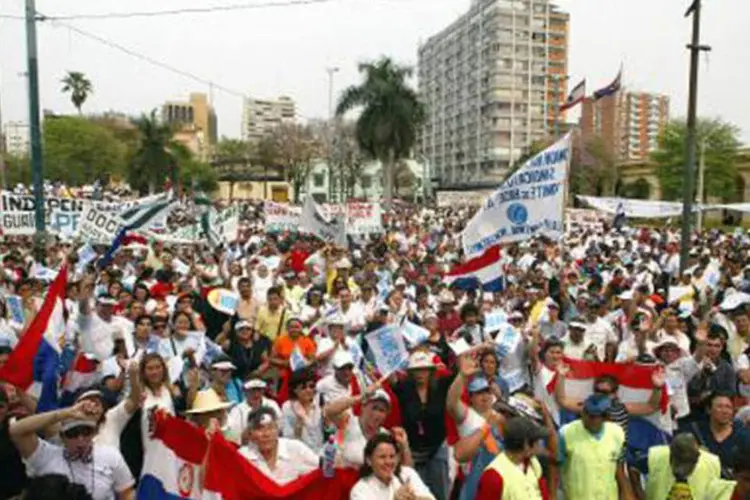 Milhares de professores paraguaios em protesto: anúncio provocou a reação imediata do sindicato de docentes (Norberto Duarte/AFP)