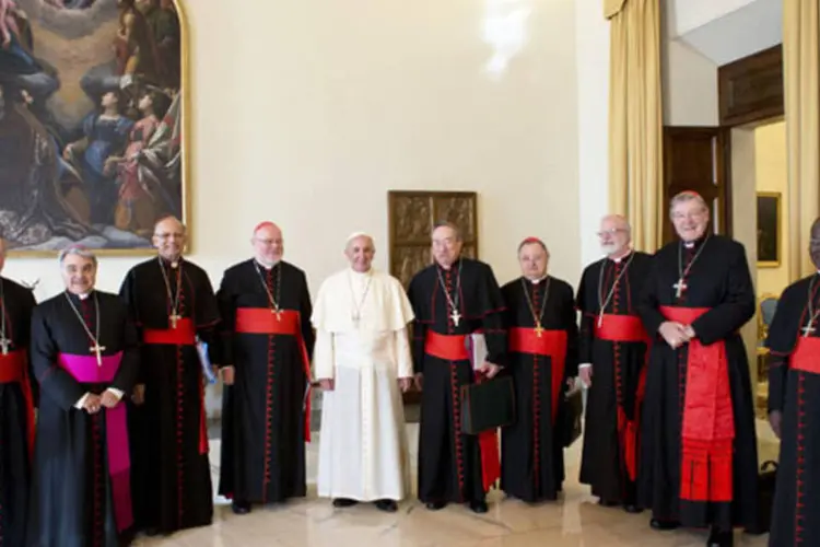
	Papa Francisco com o Conselho de cardeais do Vaticano:&nbsp;nova rodada segue &agrave; iniciada no come&ccedil;o de outubro
 (Osservatore Romano/Reuters)