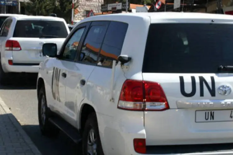 Carros da ONU na fronteira do Líbano com a Síria: se espera que cumpram com os processos burocráticos para equipe poder entrar na Síria (Getty Images)