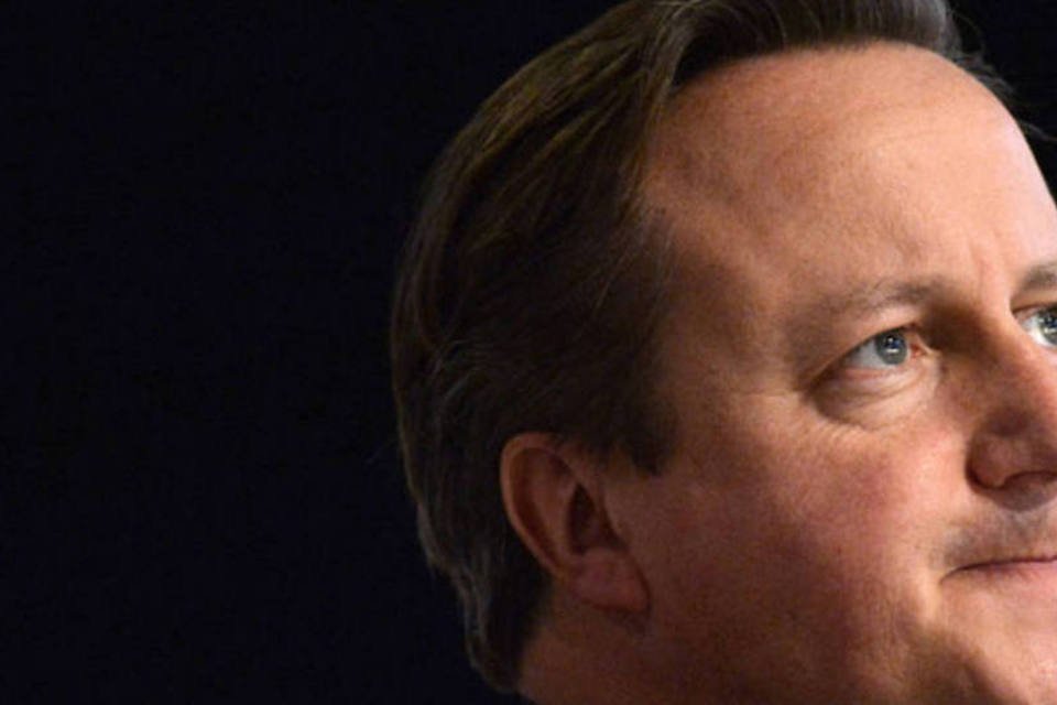 Atitude da Rússia é inaceitável, diz Cameron