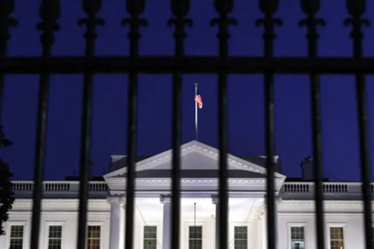 
	Vista geral da Casa Branca: Michelle Obama, por meio de um v&iacute;deo nas redes sociais, anunciou que a Casa Branca se abre para fotos -- mas o pau de selfie est&aacute; proibido
 (Yuri Gripas/Reuters)