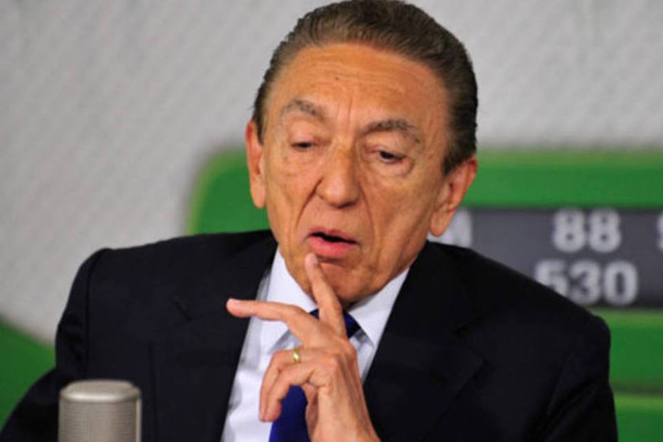 Crise na Petrobras "é circunstancial", diz ministro Lobão