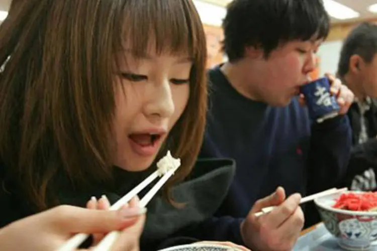 Pessoas comendo em um restaurante da rede Yoshinoya: desafiando o medo da radioatividade, a Yoshinoya criou a exploração agrícola "Yoshinoya Farm Fukushima" (Kazuhiro Nogi/AFP)