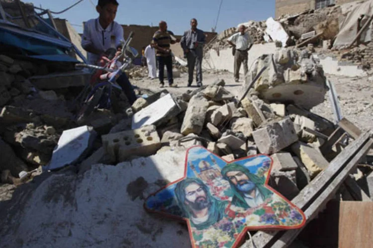 Civis em local de atentado no Iraque: entre os mortos, 887 são civis e 92 membros das forças de segurança (Alaa Al-Marjani/Reuters)