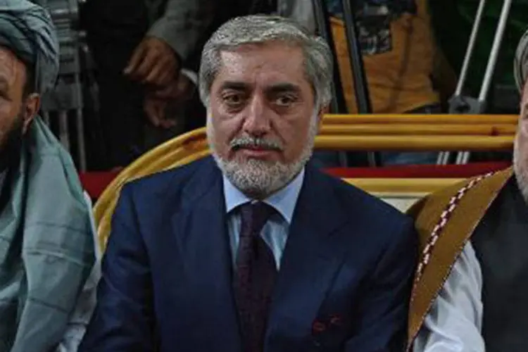 
	O opositor afeg&atilde;o Abdullah Abdullah (c): boicote provocou uma nova crise
 (Massoud Hossaini/AFP)