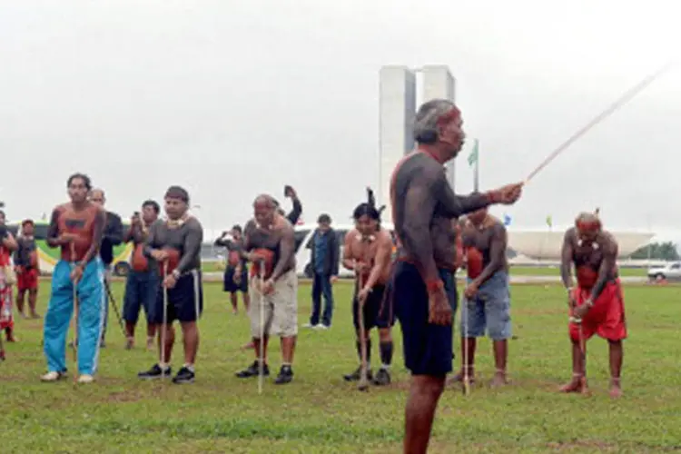 Índios protestam em Brasília: protesto é contra projeto de lei que propõe a alteração das normas que regem a demarcação de territórios das comunidades nativas (Getty Images)