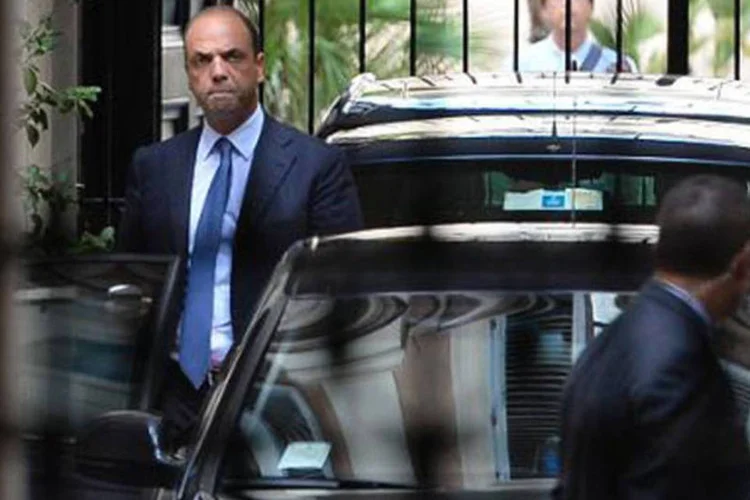 Secretário e número dois do partido Povo da Liberdade, Angelino Alfano: "todo partido deve votar na quarta-feira a confiança ao governo presidido por Letta", declarou (Andreas Solaro/AFP)