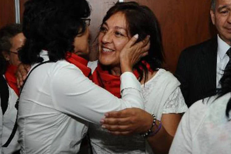 Ex-guerrilheiros celebram decisão judicial no Equador: acusações aos oficiais são por responsabilidade em atos de tortura, violência sexual e desaparecimento forçado (Rodrigo Buendia/AFP)