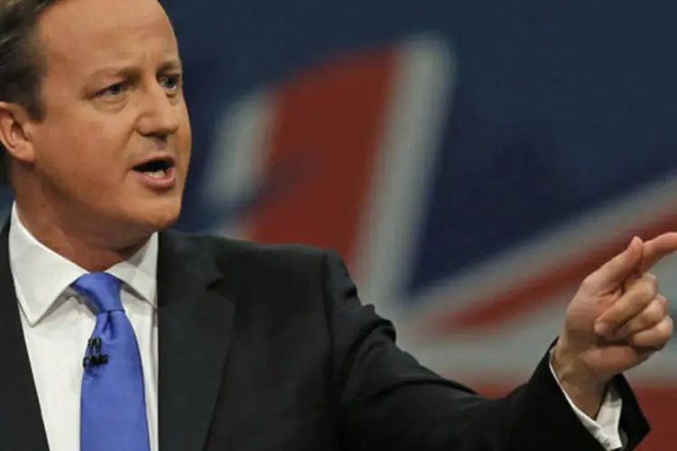 
	David Cameron, primeiro-ministro do Reino Unido: &quot;Perdemos uma grande luz que t&iacute;nhamos no mundo. Pedi que a bandeira do n&uacute;mero 10 tremule a meio mastro&quot;
 (Phil Noble/Reuters)