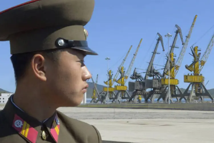 Soldado norte-coreano: aliança militar entre americanos e sul-coreanos "cria um grande perigo de guerra nuclear", segundo jornal (Yuri Maltsev/Reuters)