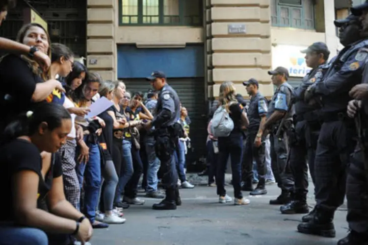 
	Policiais e professores pr&oacute;ximos &agrave; C&acirc;mara de Vereadores do Rio: a subsecretaria de Intelig&ecirc;ncia da Secretaria de Seguran&ccedil;a do Estado informou que o policial foi identificado
 (Fernando Frazão/ABr)