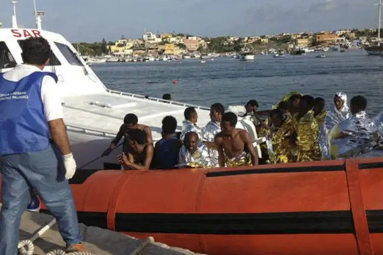 
	Sobreviventes de naufr&aacute;gio em Lampedusa s&atilde;o resgatados: &quot;esperamos que trag&eacute;dias deste tipo abram os olhos tamb&eacute;m de outros governos&quot;, disse ministra italiana&nbsp;
 (Nino Randazzo/ASP press office/Handout via Reuters)