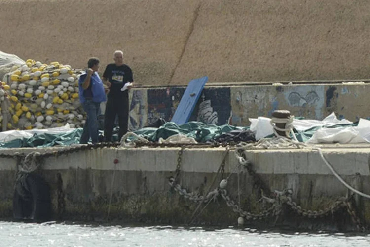 
	Corpos com v&iacute;timas de naufr&aacute;gio em Lampedusa, na It&aacute;lia:&nbsp;Lampedusa, critica governo&nbsp;por n&atilde;o ter uma pol&iacute;tica de acolhida coerente
 (Enza Billeci/Reuters)