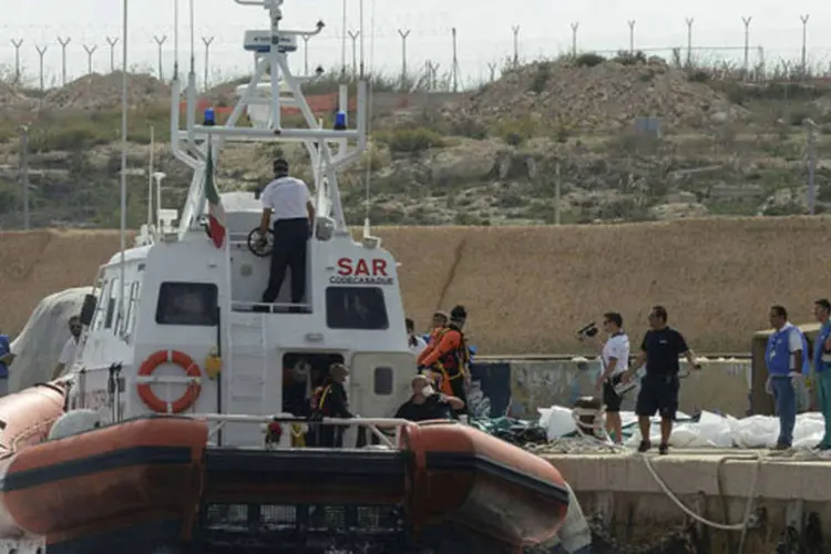 
	Barco de resgate em Lampedusa, na It&aacute;lia:&nbsp;megulhadores permanecem na zona do naufr&aacute;gio para recome&ccedil;ar as buscas assim que o tempo permitir
 (Enza Billeci/Reuters)