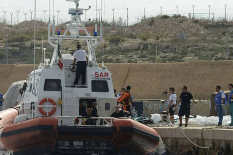 Barco de resgate em Lampedusa, na Itália: naufrágio matou 93 pessoas até agora (Enza Billeci/Reuters)