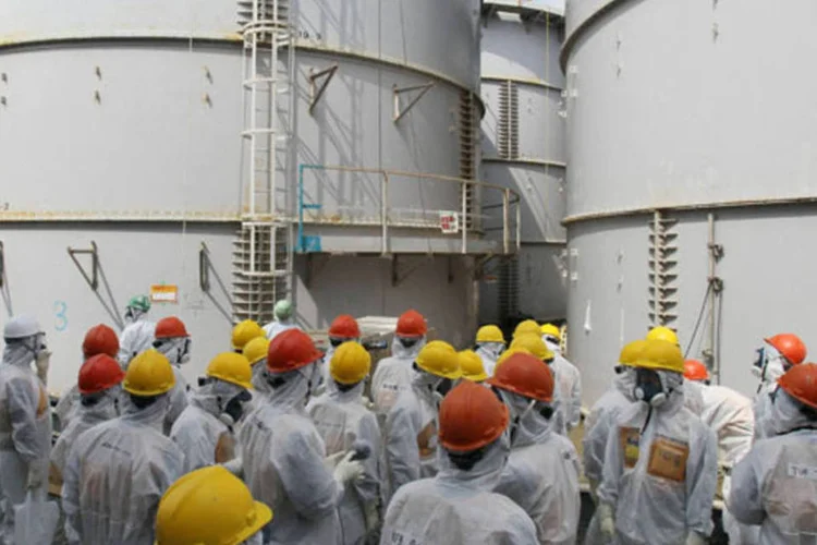 Técnicos durante inspeção em Fukushima: novo vazamento de água contaminada foi detectado hoje na usina (Kyodo/Reuters)